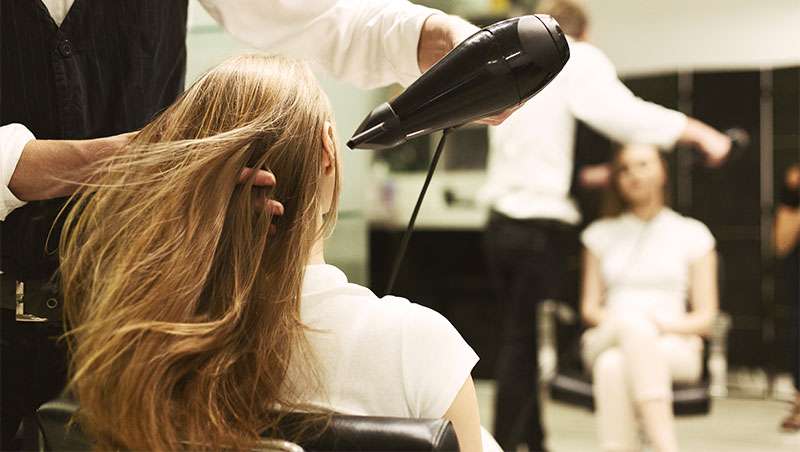 Los autnomos de peluquera en Francia ganan menos de 6.000 euros al ao