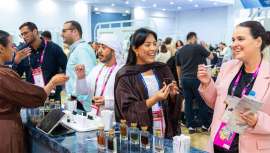 La última edición de Beautyworld Middle East, celebrada en Dubái del 27 al 29 de octubre de 2025, puso de relieve la vitalidad de las marcas árabes de perfumería y su creciente atractivo para un público global diverso
