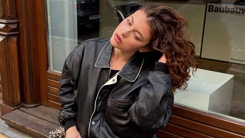 Como pentear o cabelo encaracolado depois de o lavar (e mantê-lo sem frizz)