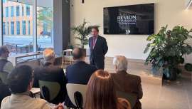 Revlon Professional rinde homenaje a una de las figuras más destacadas de la peluquería española e internacional, que este mes de noviembre pone fin a su trayectoria profesional