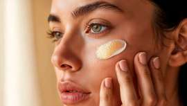 TECA y CICA aparecen cada vez más en las fórmulas cosméticas, pero no siempre se conocen sus matices. La farmacéutica Karla Pires aclara qué aporta cada extracto de centella asiática y cómo elegir el más adecuado