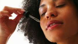 El ritual diario de aplicar una crema hidratante o un protector solar parece inofensivo e incluso reconfortante a simple vista. Sin embargo, muchos productos contienen ingredientes que pueden alterar el delicado equilibrio hormonal del organismo