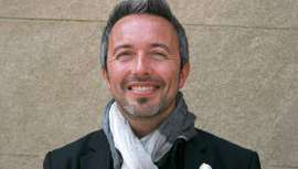 Albert Catalán dirige desde 1990 la cadena de peluquería Catalán Perruquers. Su perfil inquieto, innovador y empresarial hace que siempre esté evolucionando hacia la excelencia, buscando nuevas áreas de negocio dentro del salón