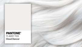 Pantone surpreende em 2026 com Cloud Dancer, um branco suave e etéreo que reivindica a calma e a simplicidade face à saturação visual e emocional do nosso tempo