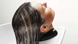 El cabello es maltratado continuamente por agentes externos como geles, espumas y ceras, o los rayos del sol, la polución, etc. Es aconsejable realizar un peeling capilar para mantener el cabello en perfectas condiciones