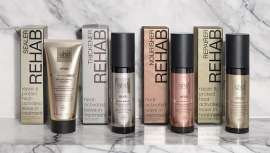 A ghd apresenta Rehab, a sua nova gama de tratamentos capilares sem enxaguamento e ativados pelo calor. Uma revolução no cuidado do cabelo que restaura, protege e transforma desde a primeira aplicação.