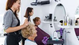 La peluquería y los cuidados de belleza reflejan una paradoja persistente: un sector altamente feminizado donde la igualdad de ingresos aún está lejos de alcanzarse