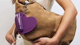 SkinClinic lanza Coralip Charm para este San Valentín: un tratamiento labial que hidrata y redefine, acompañado de un charm en forma de corazón, el detalle perfecto para regalar bienestar y luminosidad