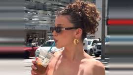 Apanhados para cabelo encaracolado que resultam (e favorecem) em qualquer ocasião