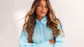 Os cabelos longos e extralongos impõem-se nesta primavera com camadas fluidas, ondas boho e acabamentos glossy que conferem movimento e sofisticação