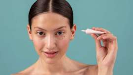 Menos producto y mejor colocado: así puedes conseguir una mirada fresca, luminosa y sin pliegues marcados.