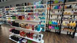 La firma continúa expandiendo su presencia con un establecimiento que combina tienda especializada y salón de peluquería en un mismo espacio.