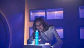 La actriz protagoniza la nueva campaña de Salerm Cosmetics y se une a la celebración del aniversario de una de las gamas capilares más emblemáticas del sector profesional.