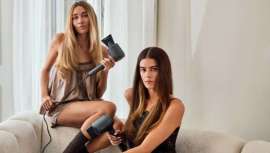 Las texturas auténticas, los peinados relajados y las rutinas sencillas se consolidan como protagonistas de una temporada en la que el cabello luce más libre y natural que nunca.
