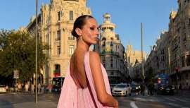 El estilista Dani Zúñiga firmó un beauty look elegante y contemporáneo que acompañó el diseño de Claro Couture, apostando por un recogido pulido y un maquillaje de acabado luminoso.