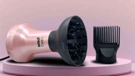 Una innovadora herramienta profesional combina difusor y peine alisador en un único dispositivo para facilitar el peinado diario, reducir el encrespamiento y proteger la fibra capilar.