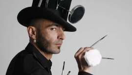 Juan Belmonte es el alma máter de la firma Juan, Por Dios!, un innovador modelo de salón cuyas diferencias empiezan en el personal y acaban en el servicio. Un lugar donde ofrecen cortes con chispa