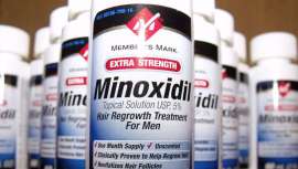 Este potente vasodilatador estimula el crecimiento capilar basando su efecto en la prolongación de la fase anágena del cabello, aunque también puede ser contraproducente en determinadas circunstancias