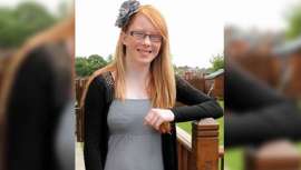 A Megan Stewart, una  chica escocesa de 13 años de edad, se le acaba de diagnosticar una rara enfermedad que puede acabar con su vida por el mero hecho de cepillarse el cabello