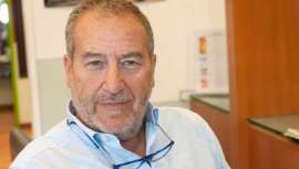 Juan Balaguer empezó a trabajar muy joven en una peluquería de Barcelona. Comenzó barriendo y lavando cabezas hasta que se formó como peluquero. Ahora dirige su propio negocio y es presidente de la Asociación de Peluquería y Estética de Barcelona