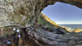 En Ciudad del Cabo, Sudáfrica, un equipo de científicos ha descubierto en una cueva diversos elementos que servían para maquillarse hace 100.000 años