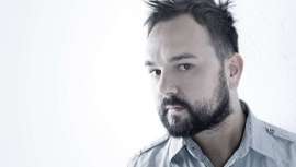 Cristian Vendrell acaba de ganar el Premio Fígaro a la Mejor Colección Masculina por su obra Future Warriors. Al frente del salón Identity, forma parte del equipo artístico de Essentials Looks de Schwarzkopf Professional y realiza shows y seminarios