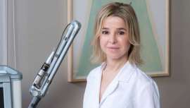 La Dra. Adriana Ribé es médico especialista en dermatopatología y láser y directora de la clínica Ribe Clinic. La entrevistamos para que nos acerque un poco más al mundo del lipolaser