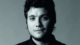 Jesús Romero es una joven promesa de la peluquería española. Se define a sí mismo como trabajador, sensato y realista. Dice ser una persona que sabe escuchar y cree que un peluquero moderno ha de ser un profesional muy cualificado y “multitarea”