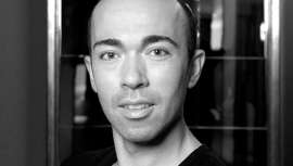 Por sus manos han pasado infinidad de celebrities como Ricky Martin o Bimba Bosé, entre otros. Define su estilo como clásico sofisticado actualizado y se considera un empresario paciente y tolerante