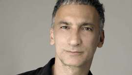 Abrió su primer salón a los 24 años y ahora es la cabeza visible de HOB Salones. Akin Konizi ha sido nombrado por tercera vez mejor Peluquero Británico del Año y cree que la pasión y el deseo son dos de los factores más importantes para tener éxito