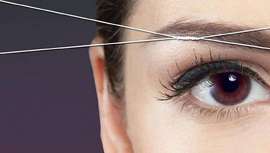 Esta técnica, tan de moda en los países anglosajones, consiste básicamente en la eliminación de pelo de la cara y entrecejo utilizando un hilo natural, principalmente 100% algodón, que actúa como pinza