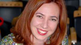 Su vocación se inicia en la peluquería de su madre. Su formación profesional la completa al lado de los más reconocidos estilistas. Hoy en día, Ana M. Vaca, cabeza visible de Peluquería Myrella, sigue ilusionada y disfrutando de su profesión cada día