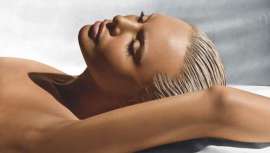 La dihidroxiacetona (DHA) es un derivado incoloro de la caña de azúcar 100% natural. Al pulverizarse sobre la piel y entrar en contacto con sus proteínas genera una reacción natural de oscurecimiento o bronceado instantáneo sin riesgo para la salud