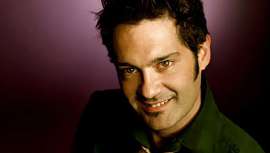 Recientemente ganador del Premio Despuntan 2011, Raúl de Andreas se ha formado al lado de muchos de los grandes profesionales de nuestro país. Sus colecciones destilan ese estilo propio que solo las grandes figuras pueden ofrecer