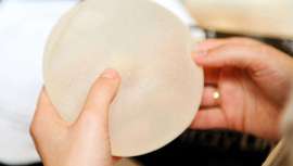 En 1962, después de algunos intentos con resultados desastrosos, los cirujanos Frank Gerow y Thomas Cronin realizaron la primera operación de implantes mamarios con una paciente humana, obteniendo gran éxito y repercusión