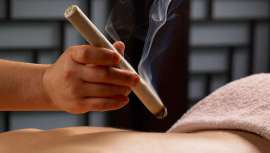 Esta técnica es una de las terapias más antiguas del mundo. Consiste en el tratamiento de las enfermedades mediante la aplicación de calor de diferentes maneras y en puntos determinados del cuerpo