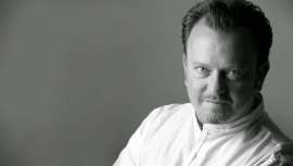 La seriedad y la humildad son la base de la filosofía profesional de Luis Diago. Dice que en su salón ofrece peluquería sin chismes y que el secreto de su éxito reside en el esfuerzo diario y el aprendizaje. Su máxima: ser muy feliz