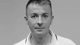 El recientemente proclamado mejor peluquero del mundo comenzó su vida profesional en un pequeño salón de Oviedo, en 1986. Dice encontrar inspiración en las tribus urbanas, la pintura, los viajes... Su especialidad, los recogidos de todo tipo y estilo