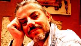 Criado en una peluquería, Manolo Collado nunca quiso dedicarse a esta profesión, pero acabó enganchándose a ella. La naturaleza es una fuente de inspiración esencial para él, aunque cree que sin trabajo continuo y fluido, no hay éxito