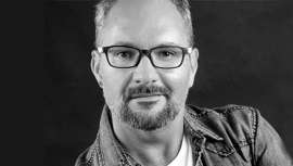 Con 14 años Antonio Calvo ya cortaba el pelo y peinaba a sus amigos y familiares. Conocido por sus trabajos de novias y recogidos, ha participado en multitud de eventos profesionales. Para él, la constancia y la superación son la base del éxito