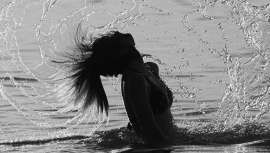 En verano, el cabello sufre agresiones debido al sol, al agua salada o al cloro de las piscinas. Te ayudamos a comprender mejor cómo repercuten estas agresiones en el cabello y cómo rehidratarlo para mantenerlo protegido y sano