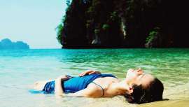 El sol y el calor son inevitables y hasta convenientes, pero tienen efectos negativos innegables sobre la piel. Desde la SEMCC (Sociedad Española de Medicina y Cirugía Cosmética) nos recomiendan una serie de acciones para contrarrestarlos