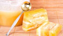 La principal cualidad de la glicerina es que es humectante, absorbiendo el agua del medio ambiente y ayudando a que la piel retenga su humedad. Se usa para tratar enfermedades cutáneas y en la sanación de heridas por su poder antiséptico-bactericida