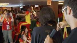 Las melenas de las nadadoras del equipo español de natación sincronizada debieron pasar por las tijeras de Joan Pérez, un peluquero de la firma Josep Pons, quien optó por un corte y peinado inspirado en la tenista María Sharápova