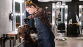 Durante este día, en algunos países se realizan competiciones para premiar a los mejores peluqueros participantes