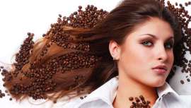 Este alcaloide sólido se utiliza cada vez más como ingrediente cosmético. Además de sus efectos como antioxidante y anticelulítico, la cafeína es eficaz para fortalecer el cabello fino, débil o con problemas de caída