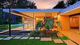 La casa está situada en un especial enclave en Bel Air con magníficas vistas a la ciudad de Los Ángeles