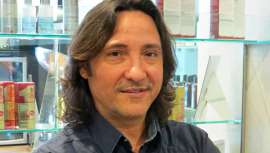 El director de Blue 01 Stylist no tenía pensado ser peluquero pero ahora es su forma de vida. Se define como una persona normal y muy familiar. Criado profesionalmente en Cebado, le emociona ver que sus clientes salen satisfechos de sus salones