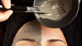 Ghassoul es una arcilla con un alto poder absorbente, rica en minerales y sin tensioactivos, aditivos químicos o metales pesados, que nos permite un lavado de cuerpo y pelo sin irritaciones y sin dañar la capa ácida protectora de nuestra piel