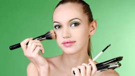 El tono esmeralda ha sido elegido el color del año. Aprende las claves del maquillaje más primaveral y favorecedor, en verde. Lograrás crear en tus clientas una mirada fascinante y sofisticada que despertará verdaderas pasiones